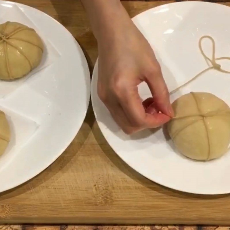 Step 6 Divide the dough and shape the buns for the vegetarian red bean steamed buns