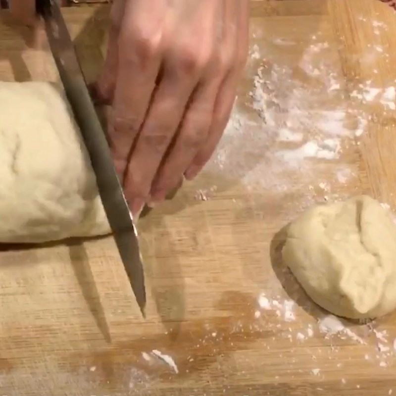 Step 6 Divide the dough and shape the buns for the vegetarian red bean steamed buns