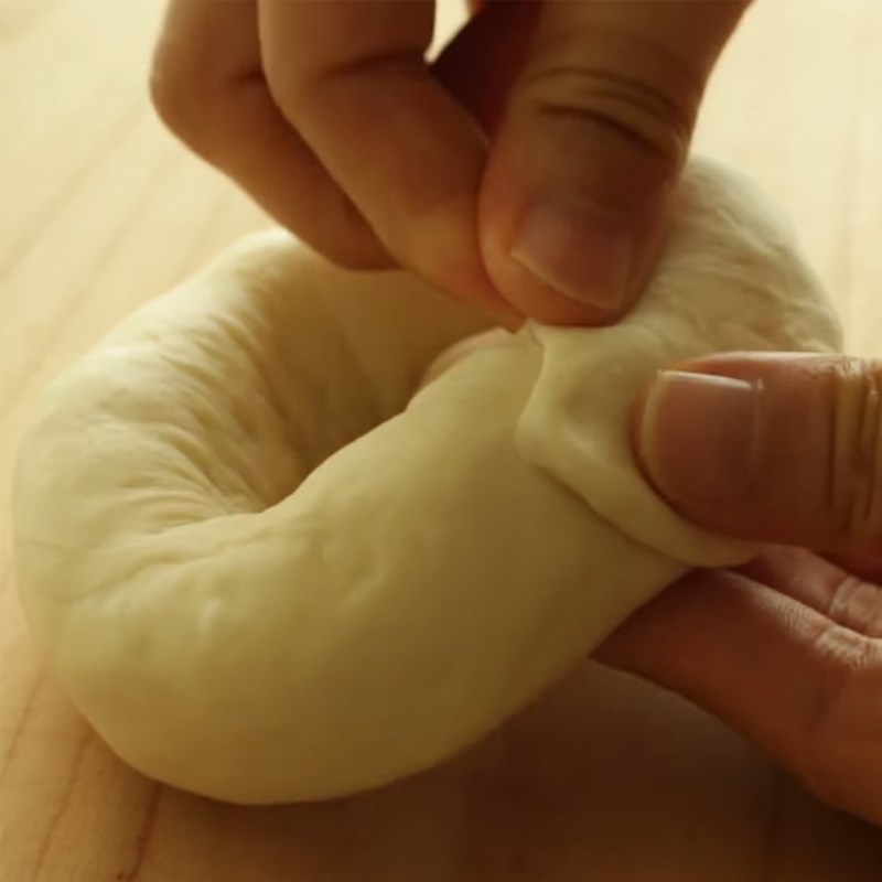Step 4 Dividing and shaping the bread Round Bagel bread with potato cheese filling