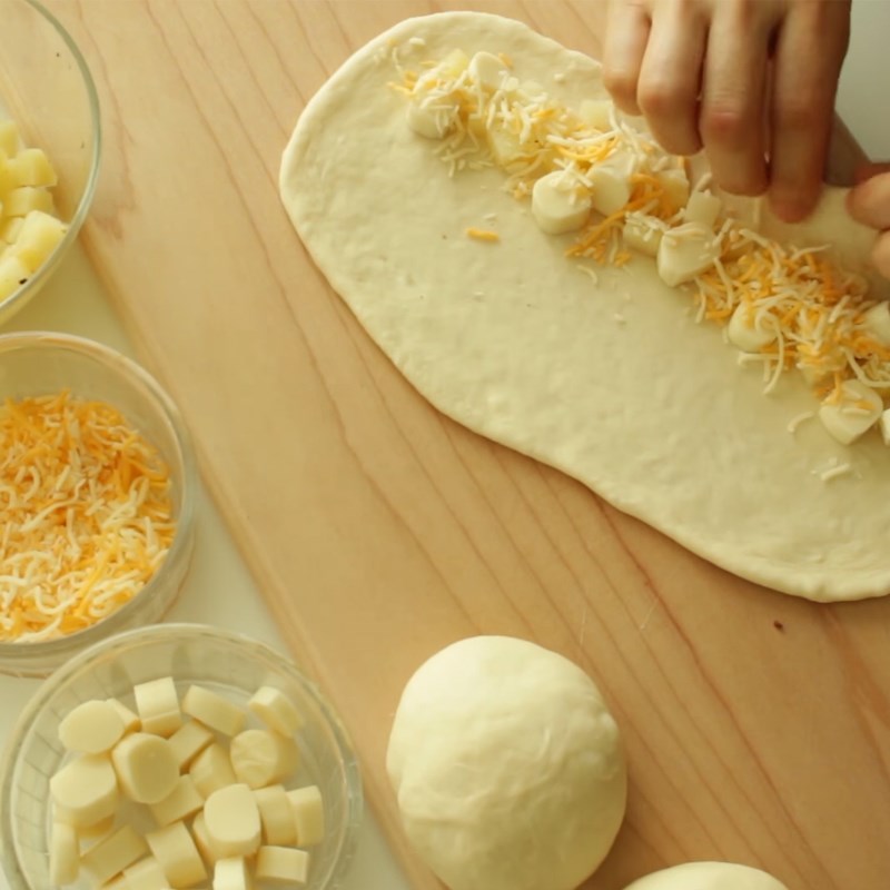 Step 4 Dividing and shaping the bread Round Bagel bread with potato cheese filling