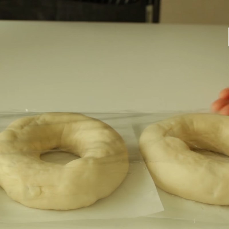Step 4 Dividing and shaping the bread Round Bagel bread with potato cheese filling
