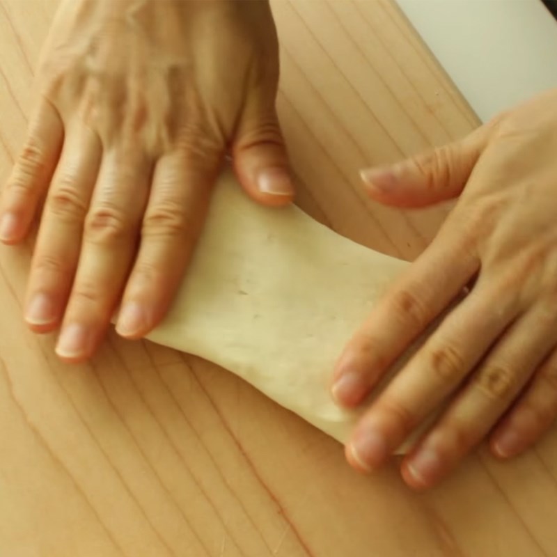 Step 4 Dividing and shaping the bread Round Bagel bread with potato cheese filling