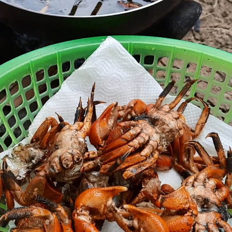Step 2 Fry the sea crab Sea crab fried with salt and chili