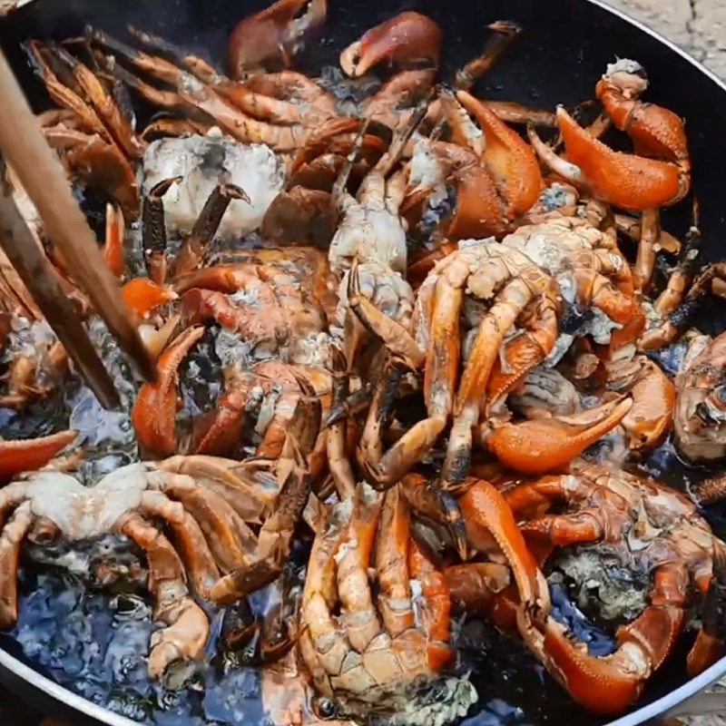 Step 2 Fry the sea crab Sea crab fried with salt and chili