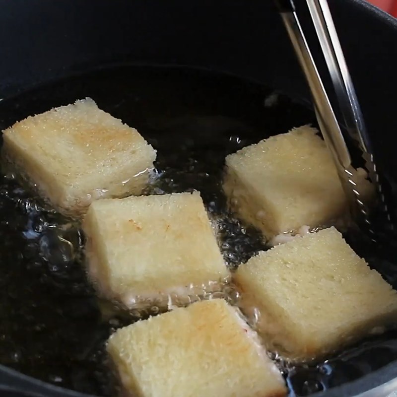 Step 5 Fry the crispy shrimp sandwich