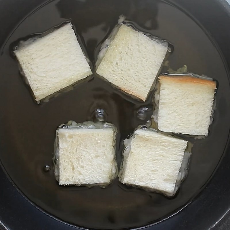 Step 5 Fry the crispy shrimp sandwich