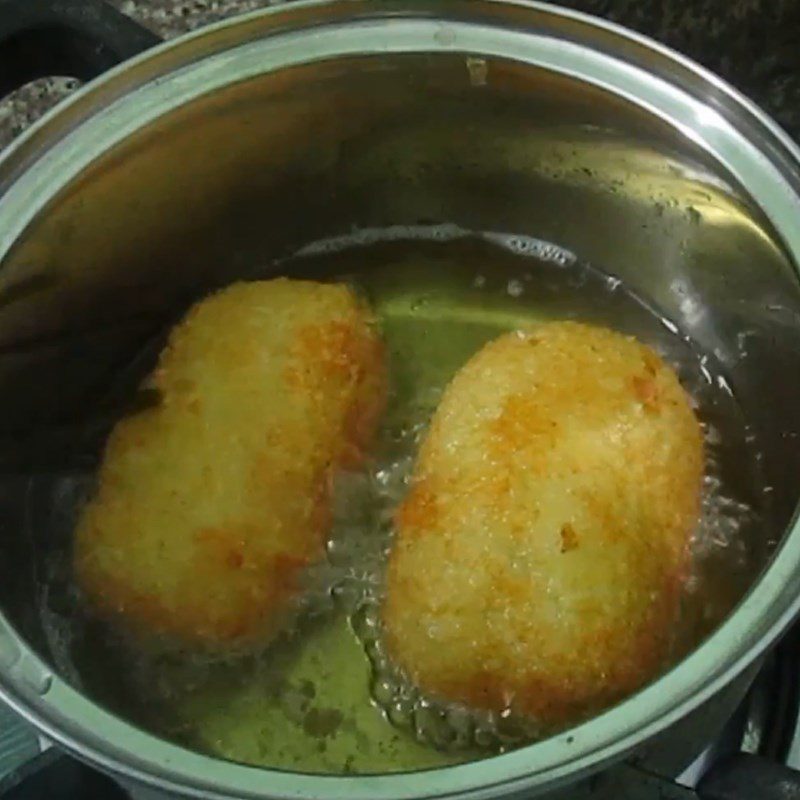 Step 4 Frying the cakes Potato cakes with meat filling