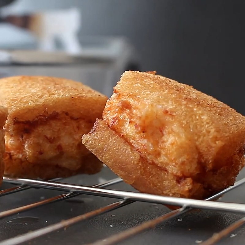 Step 5 Fry the crispy shrimp sandwich