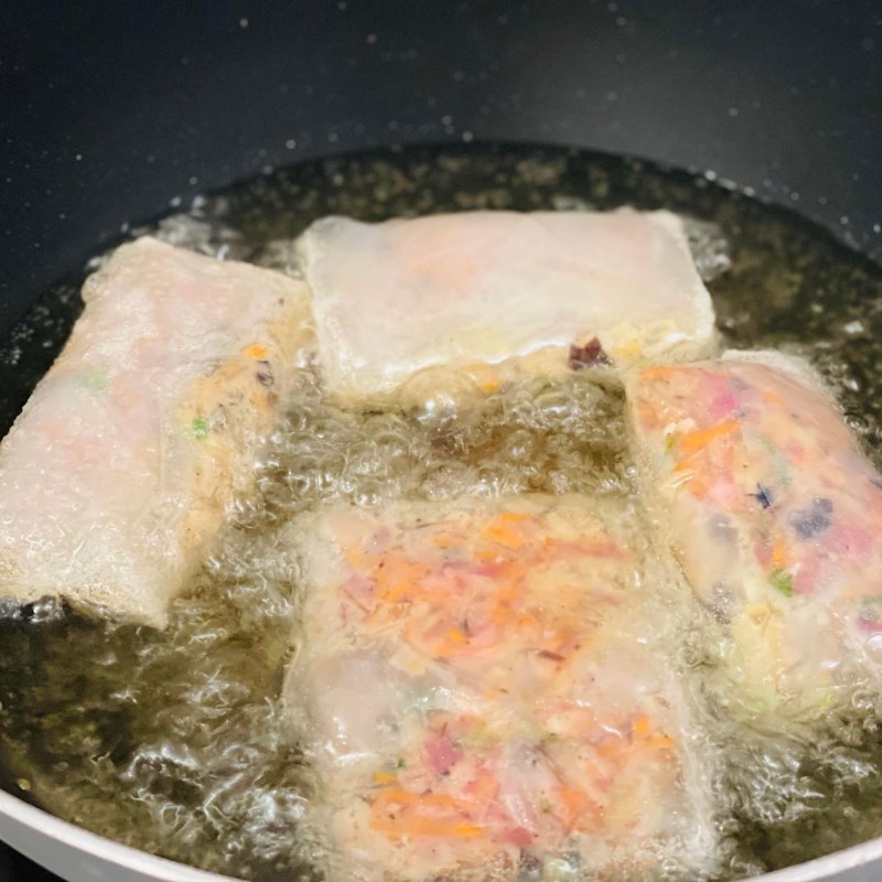 Step 4 Frying the Bún nem cua bể