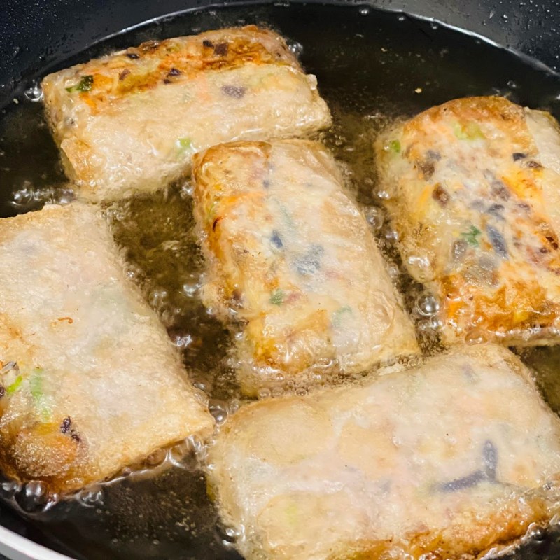 Step 4 Frying the Bún nem cua bể