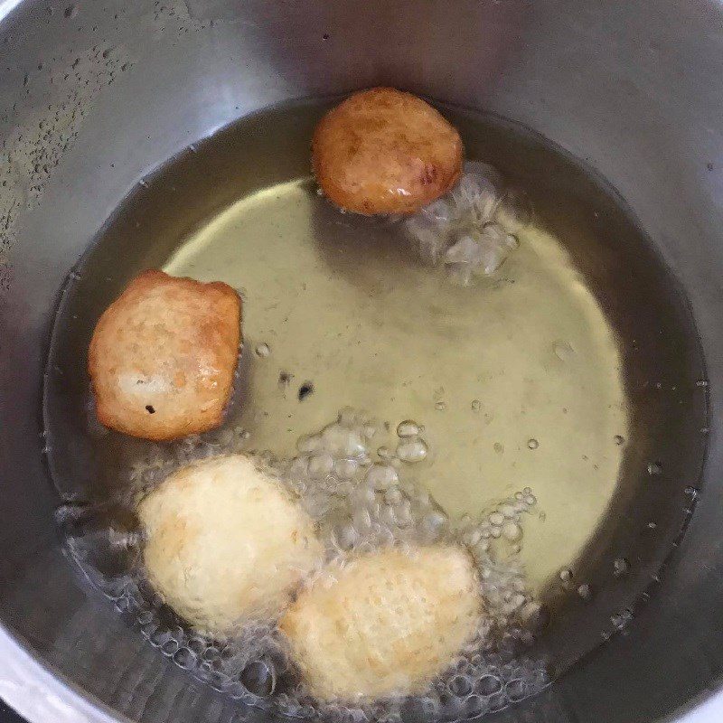 Step 4 Frying the dough Fried potato chips (recipe shared by a user)