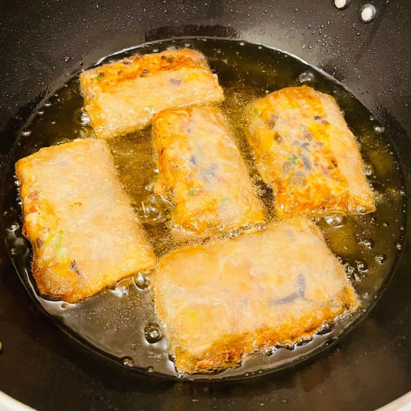 Step 4 Frying the Bún nem cua bể