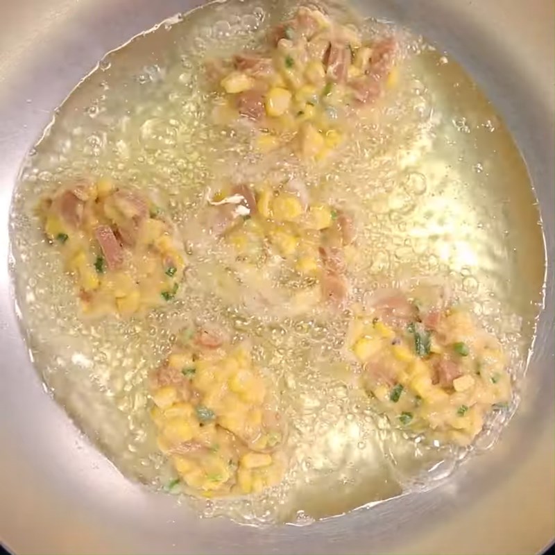 Step 4 Frying corn egg cake Fried corn egg (corn) and sausage