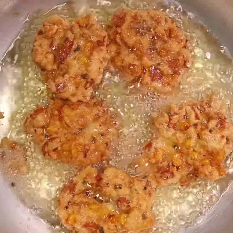Step 4 Frying corn egg cake Fried corn egg (corn) and sausage