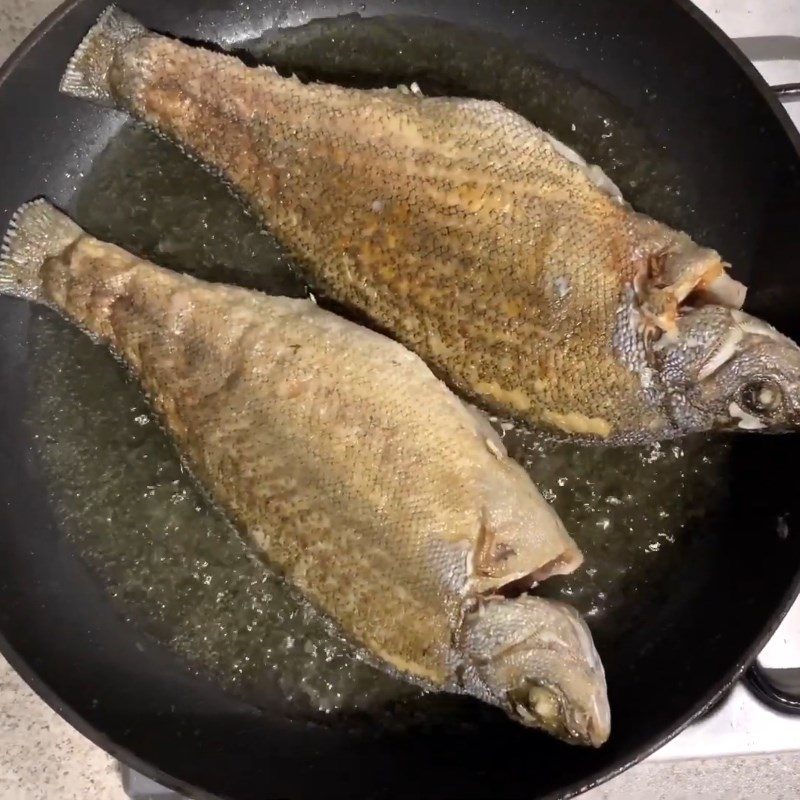 Step 3 Fry the fish Striped bass (barramundi) with sour pickles