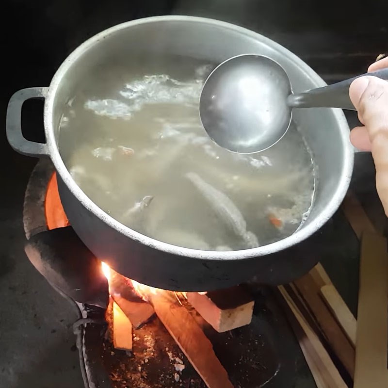 Step 3 Cook the soup Snakehead fish cooked with sour soup and flower pods