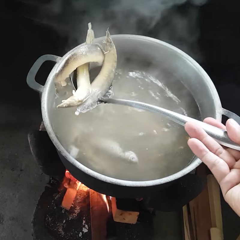 Step 3 Cook the soup Snakehead fish cooked with sour soup and flower pods