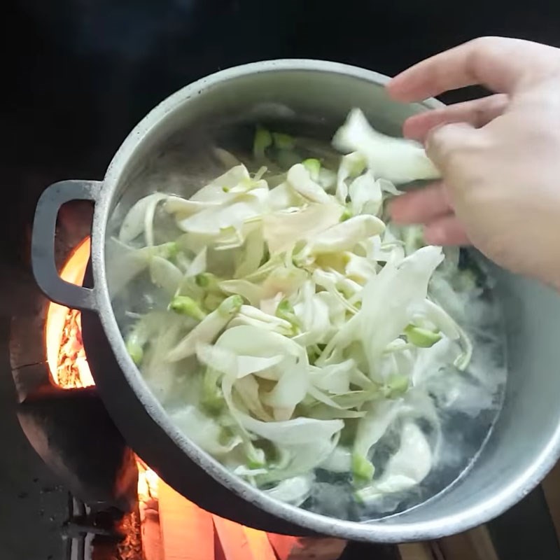 Step 3 Cook the soup Snakehead fish cooked with sour soup and flower pods