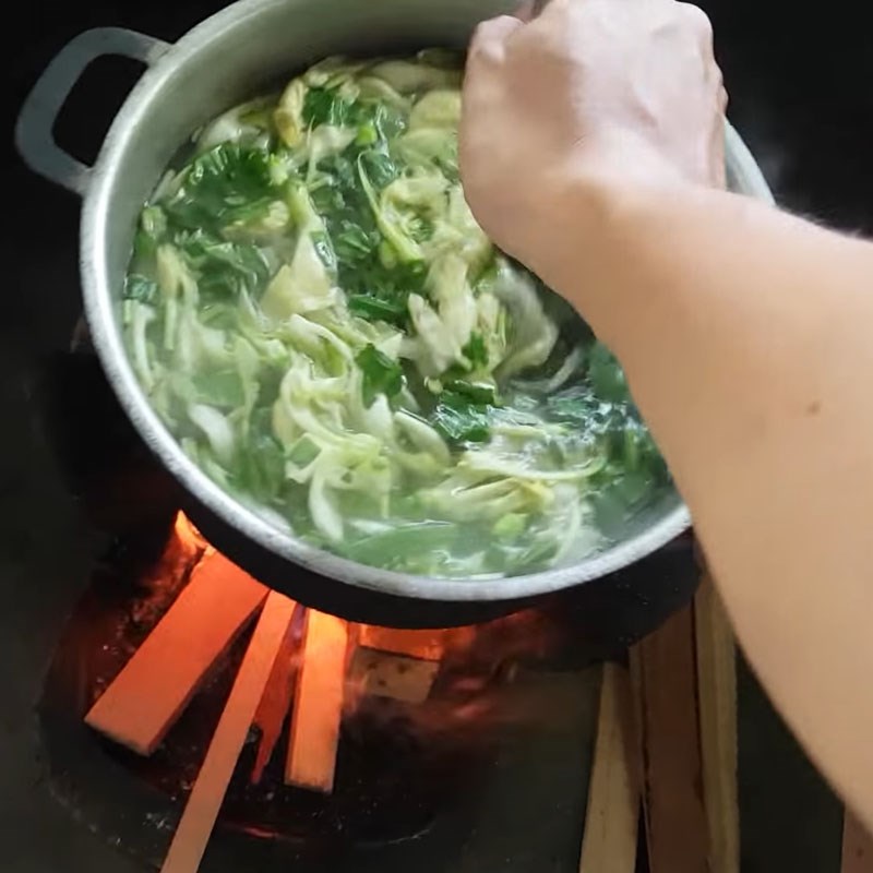 Step 3 Cook the soup Snakehead fish cooked with sour soup and flower pods
