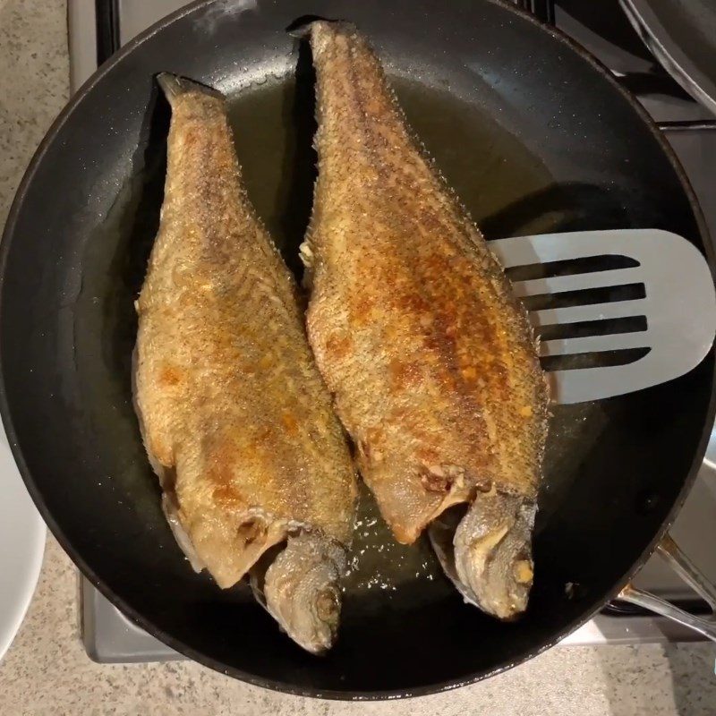 Step 3 Fry the fish Striped bass (barramundi) with sour pickles