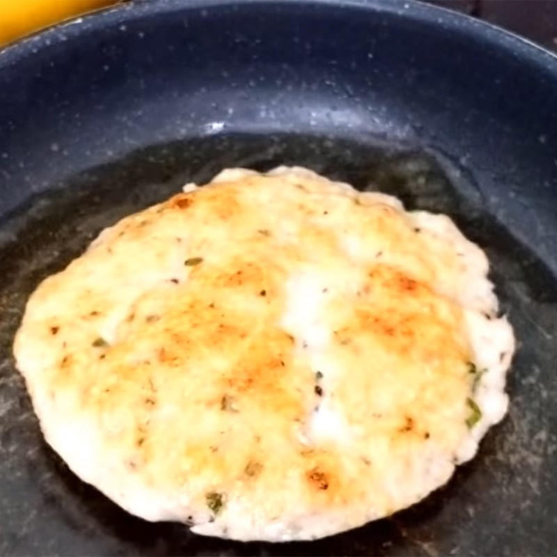 Step 3 Fry the fish cake for Fish Cake Noodle