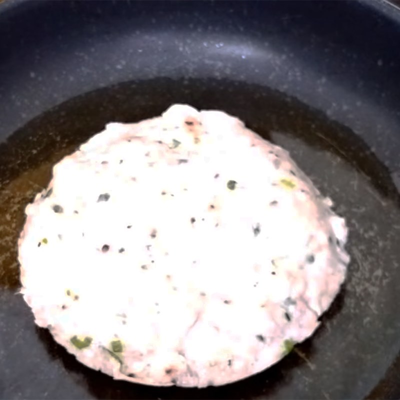Step 3 Fry the fish cake for Fish Cake Noodle