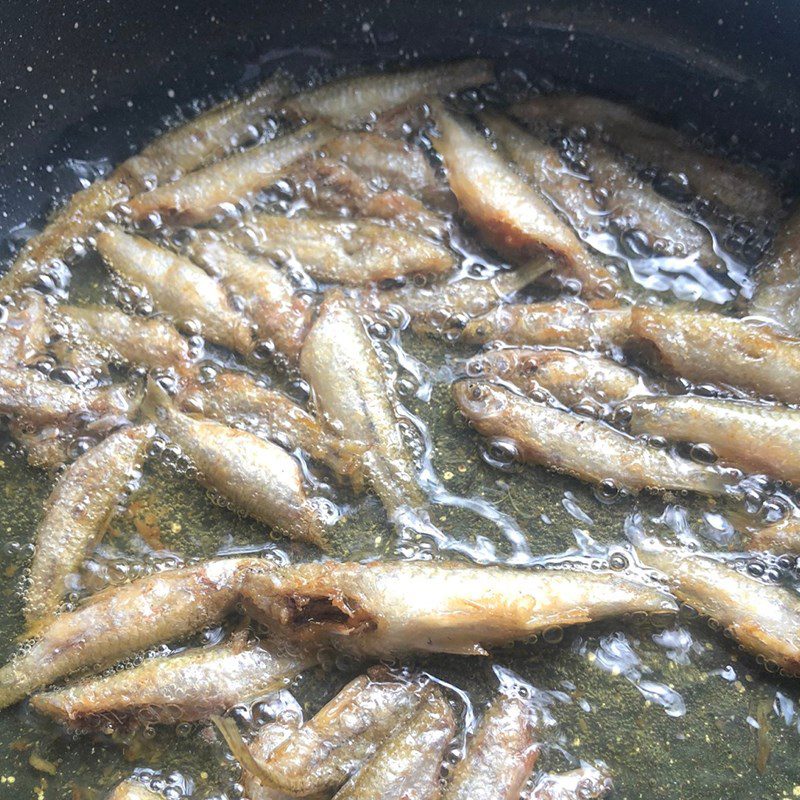 Step 3 Frying fish Fried fish with flour