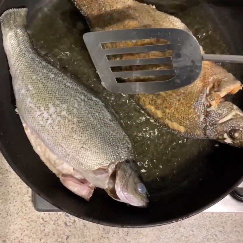 Step 3 Fry the fish Striped bass (barramundi) with sour pickles