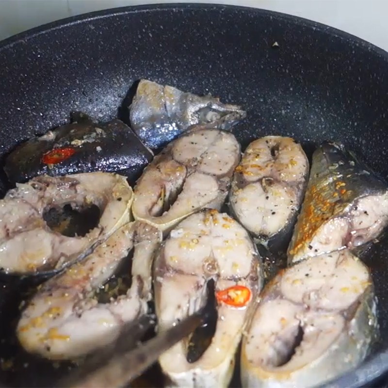 Step 5 Frying fish Fish noodle soup