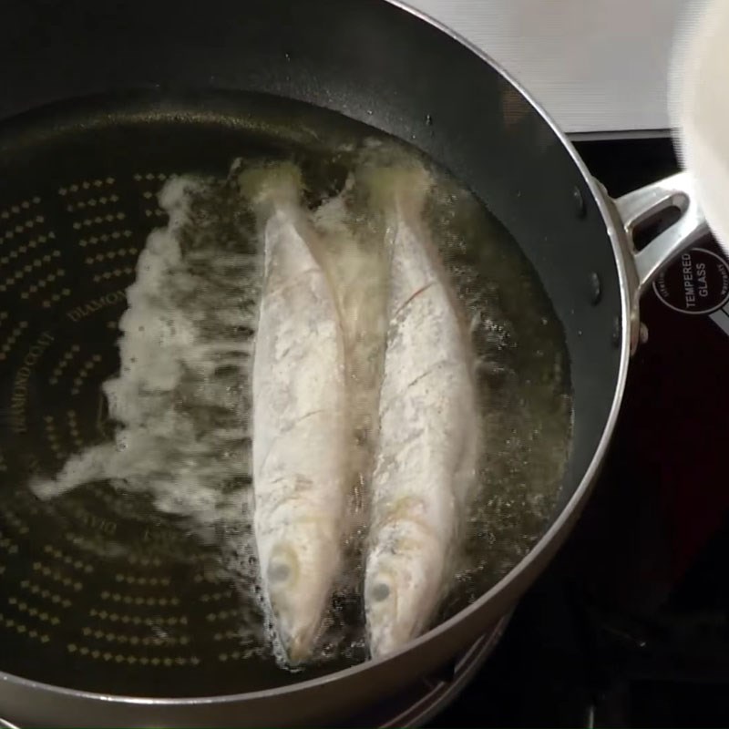 Step 2 Frying fish Fried fish