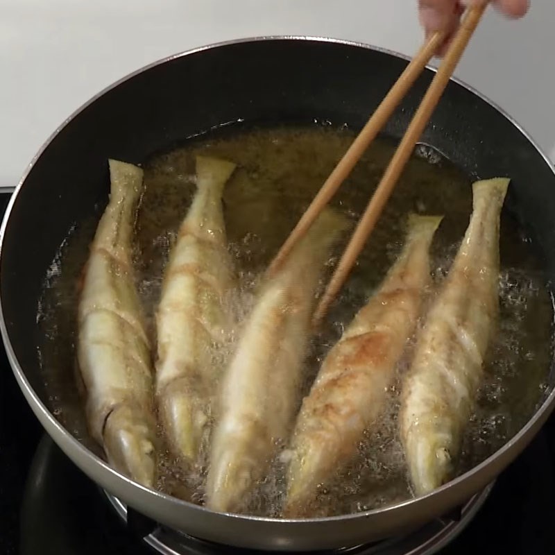 Step 2 Frying fish Fried fish