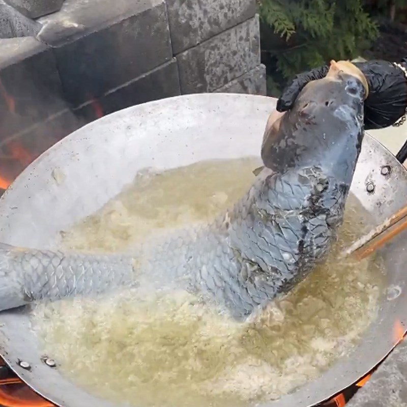Step 4 Fry the fish for crispy fried carp wrapped in rice paper