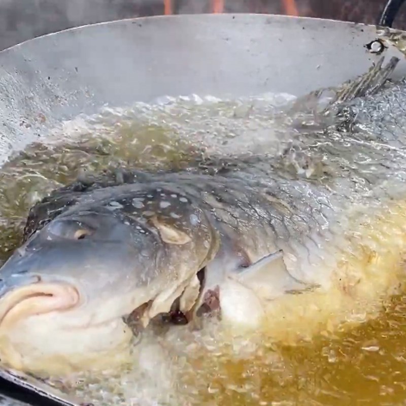 Step 4 Frying fish Crispy carp wrapped in rice paper