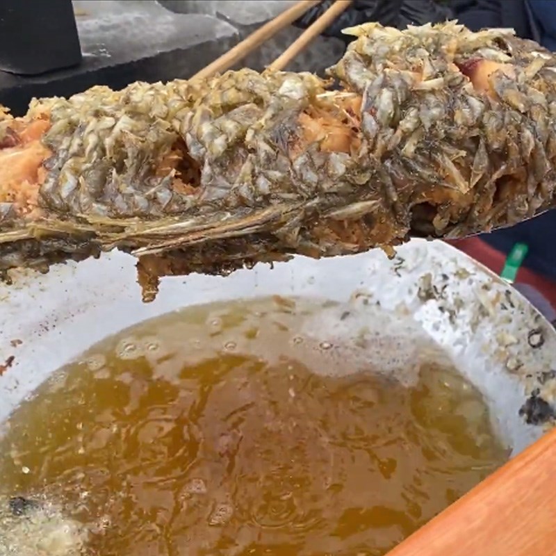 Step 4 Frying fish Crispy carp wrapped in rice paper