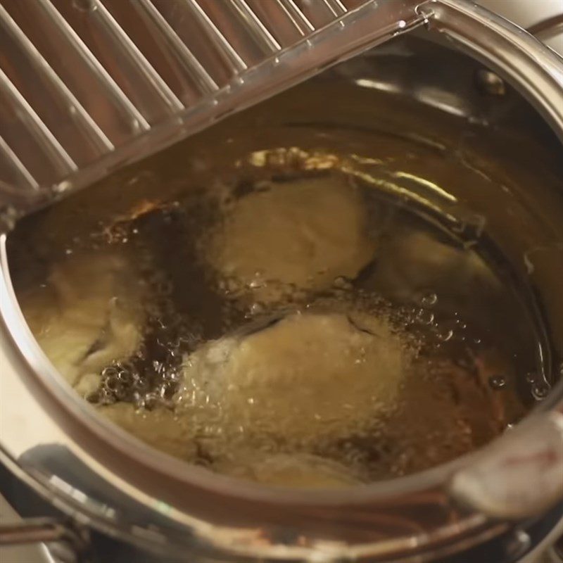 Step 5 Fry the stuffed eggplant Stuffed eggplant deep-fried with spicy sauce