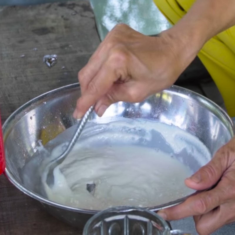 Step 5 Frying the ingredients Seafood crispy water spinach salad