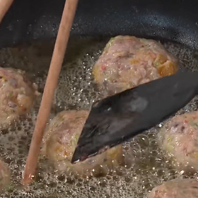 Step 4 Frying the sausage Salted egg pork sausage