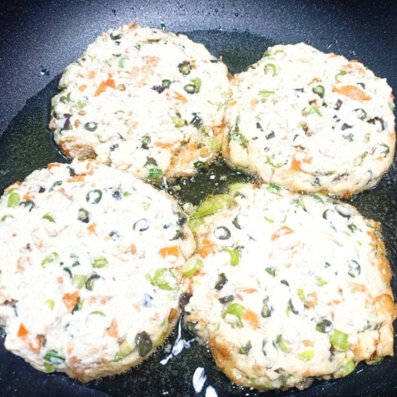 Step 4 Frying the vegetarian tofu cake Vegetarian tofu cake with vegetables