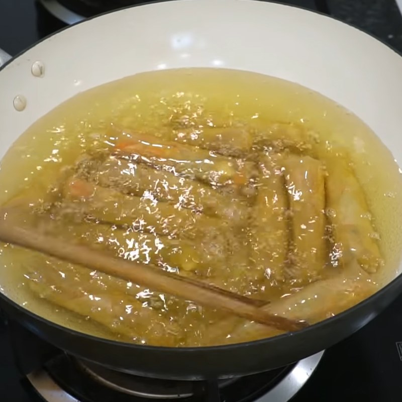 Step 6 Frying spring rolls with lotus seeds