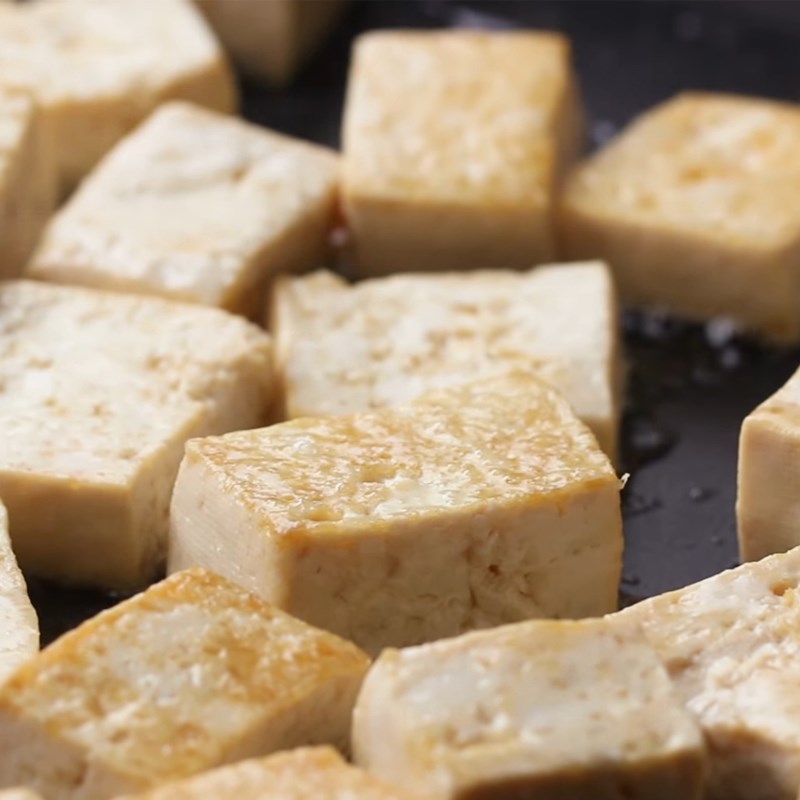 Step 2 Fry the tofu for stir-fried broccoli