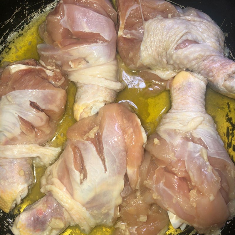 Step 3 Fry chicken thighs Garlic butter fried chicken thighs