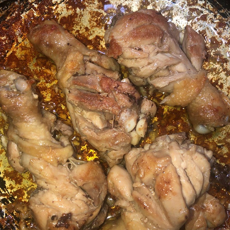 Step 3 Fry chicken thighs Garlic butter fried chicken thighs