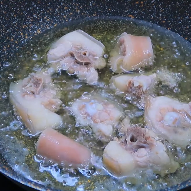 Step 4 Fry the pig tail Crispy fried pig tail