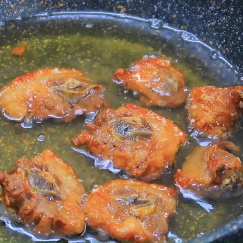 Step 4 Fry the pig tail Crispy fried pig tail