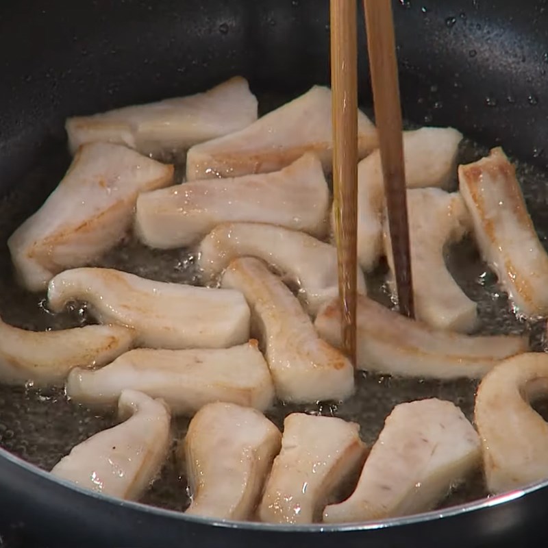Step 3 Fry dried anchovies and fillet fish for Braised Snakehead Fish