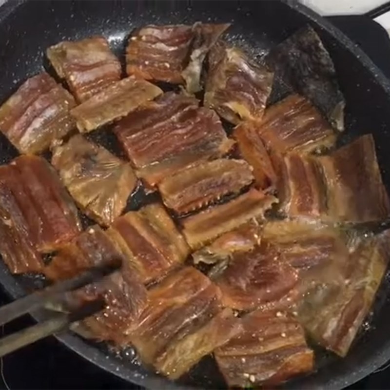 Step 2 Fry Dried Snakehead Fish Fried Dried Snakehead Fish with Vinegar and Sugar
