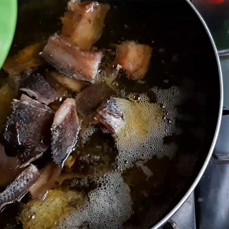 Step 2 Fry the salted snakehead fish Fried salted snakehead fish
