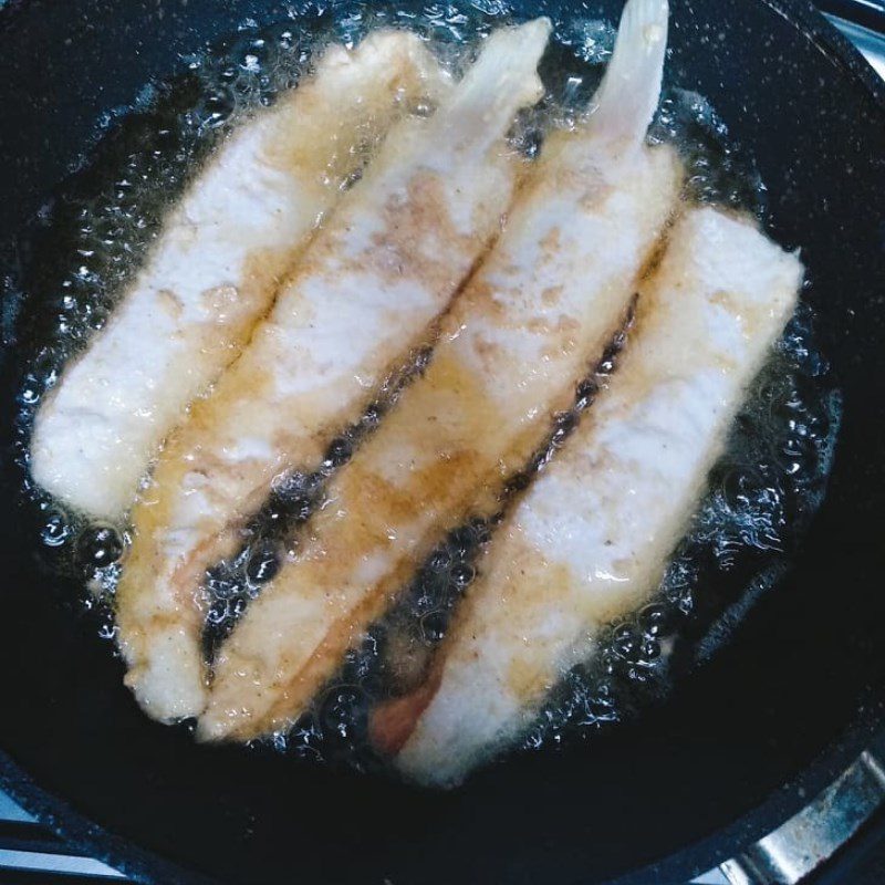 Step 2 Fry the salmon fillet Crispy fried salmon fillet