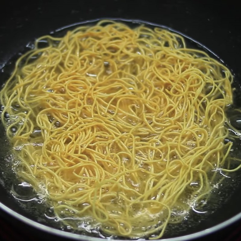 Step 6 Frying noodles Crispy fried seafood noodles