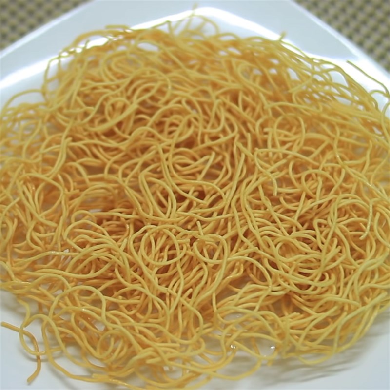 Step 6 Frying noodles Crispy fried seafood noodles